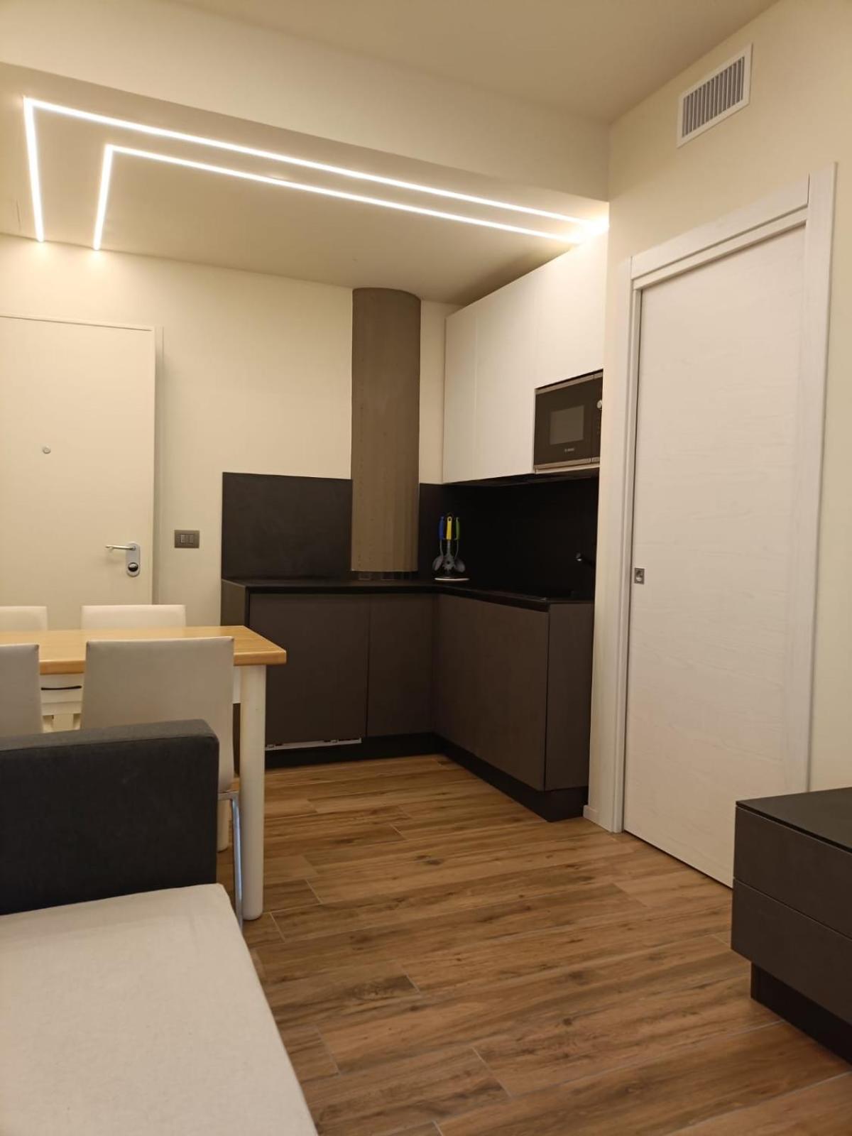 Riviera Apartments Near The Beach + Parking Розоліна-Маре Екстер'єр фото