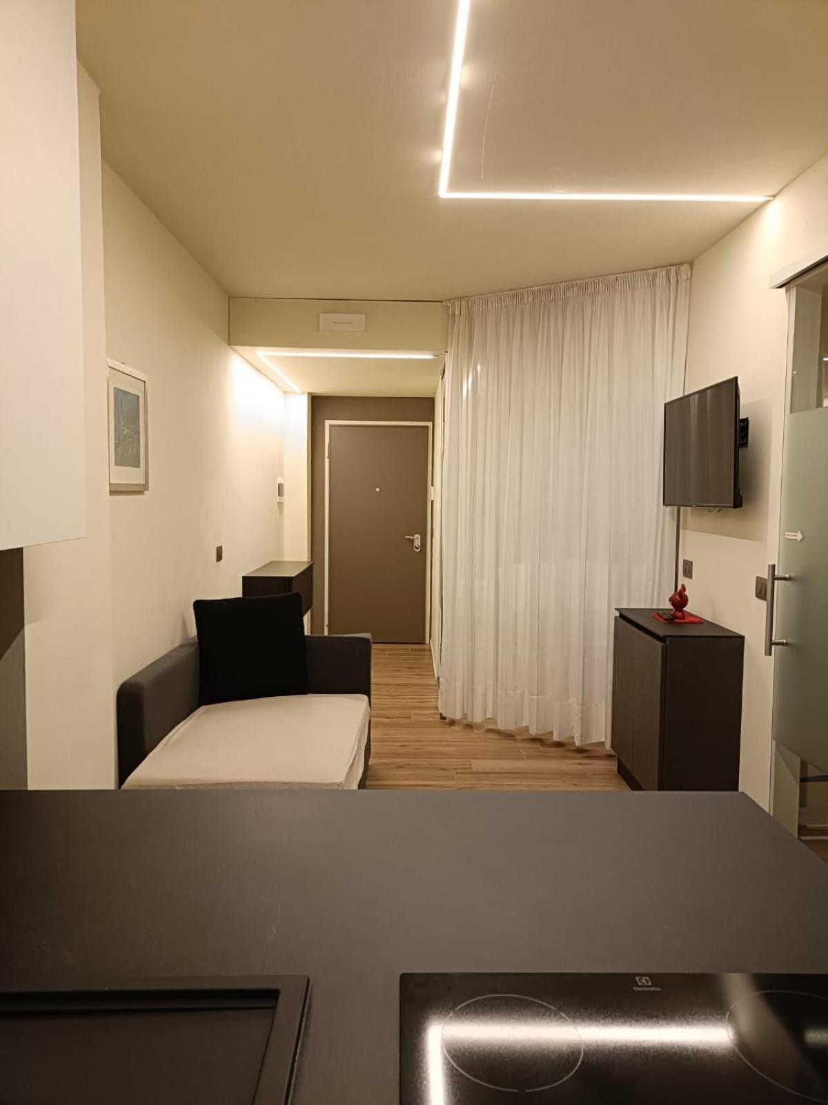 Riviera Apartments Near The Beach + Parking Розоліна-Маре Екстер'єр фото