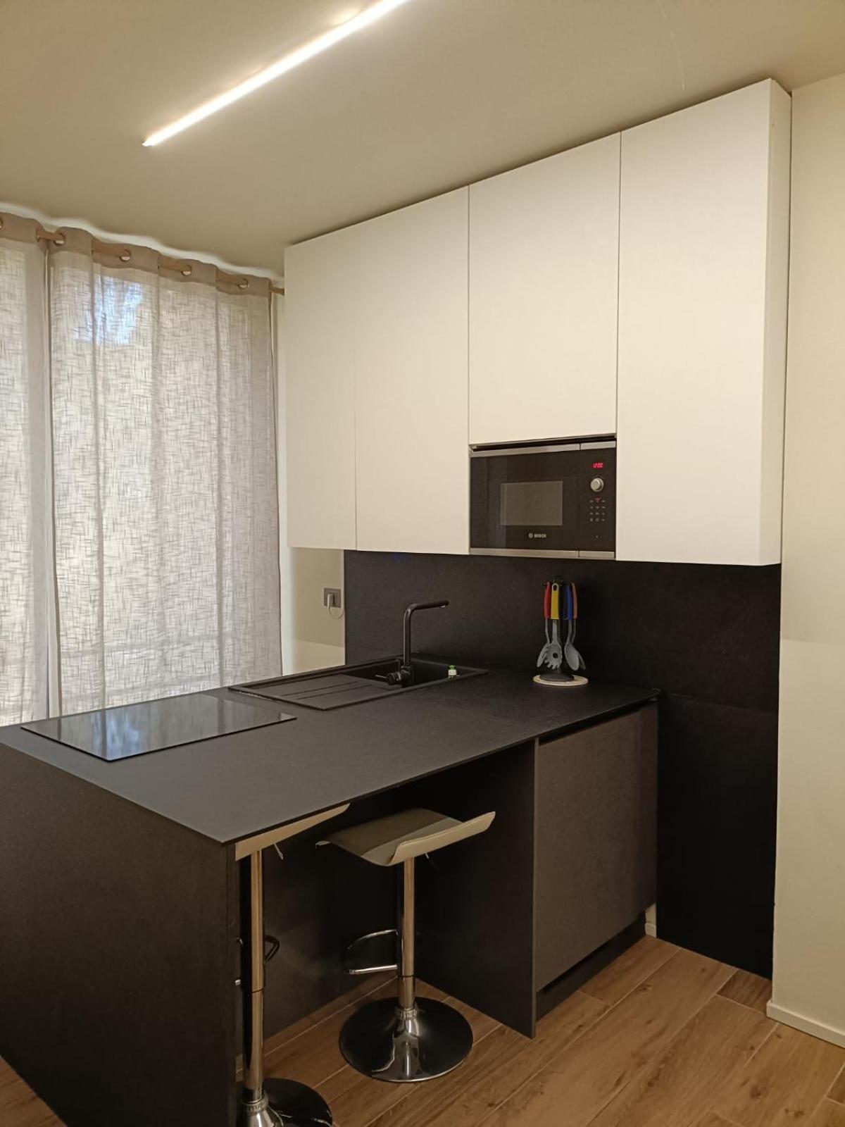 Riviera Apartments Near The Beach + Parking Розоліна-Маре Екстер'єр фото