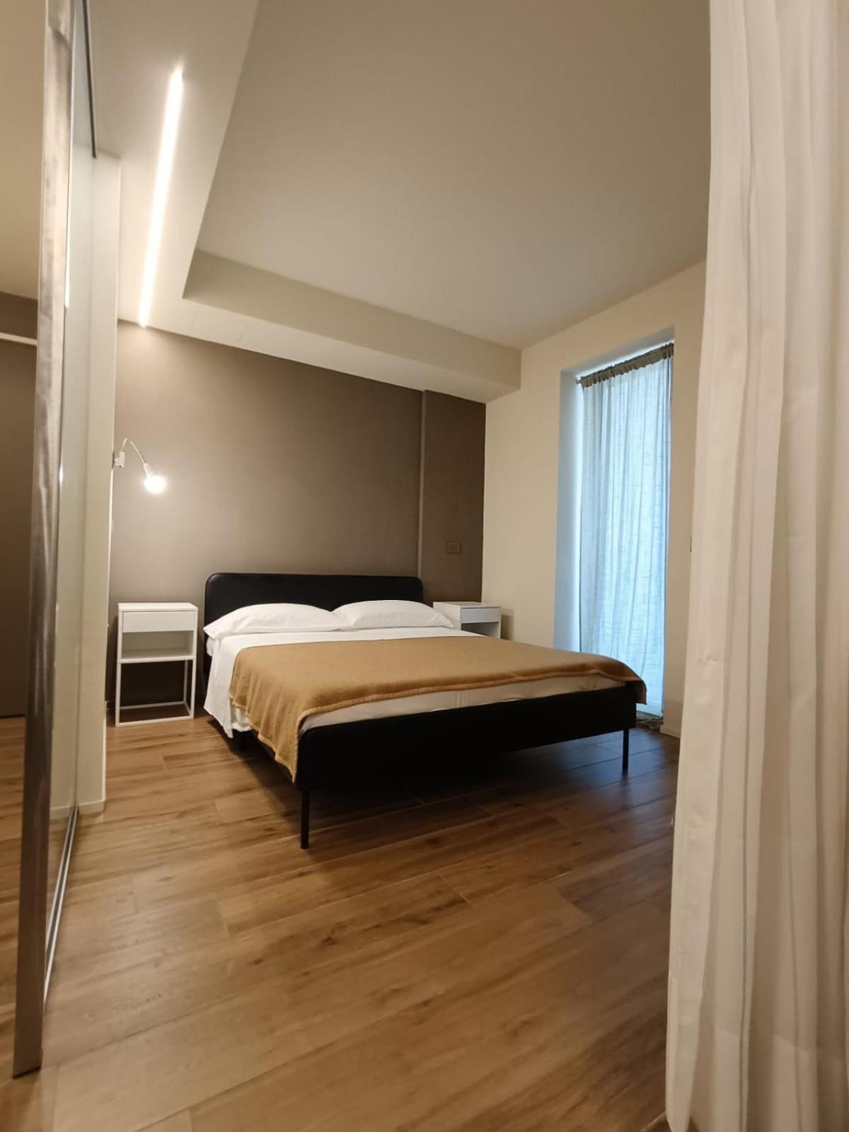 Riviera Apartments Near The Beach + Parking Розоліна-Маре Екстер'єр фото