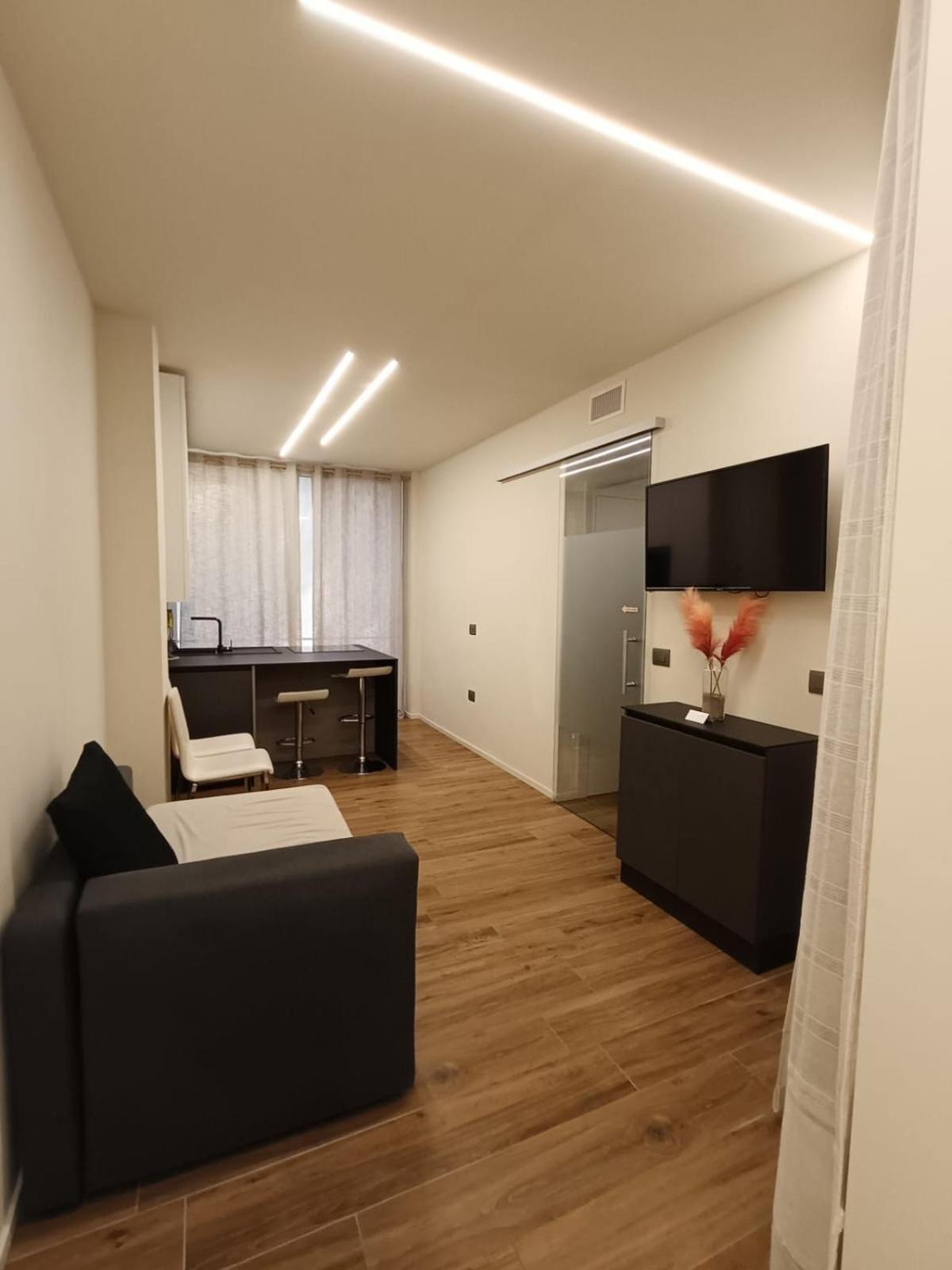 Riviera Apartments Near The Beach + Parking Розоліна-Маре Екстер'єр фото